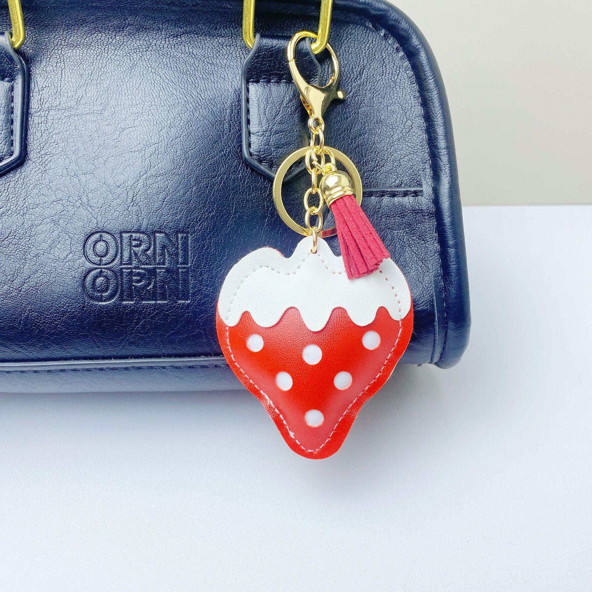 

Брелок и держатель для наушников из искусственной кожи с кисточками и клубникой Single Strawberry