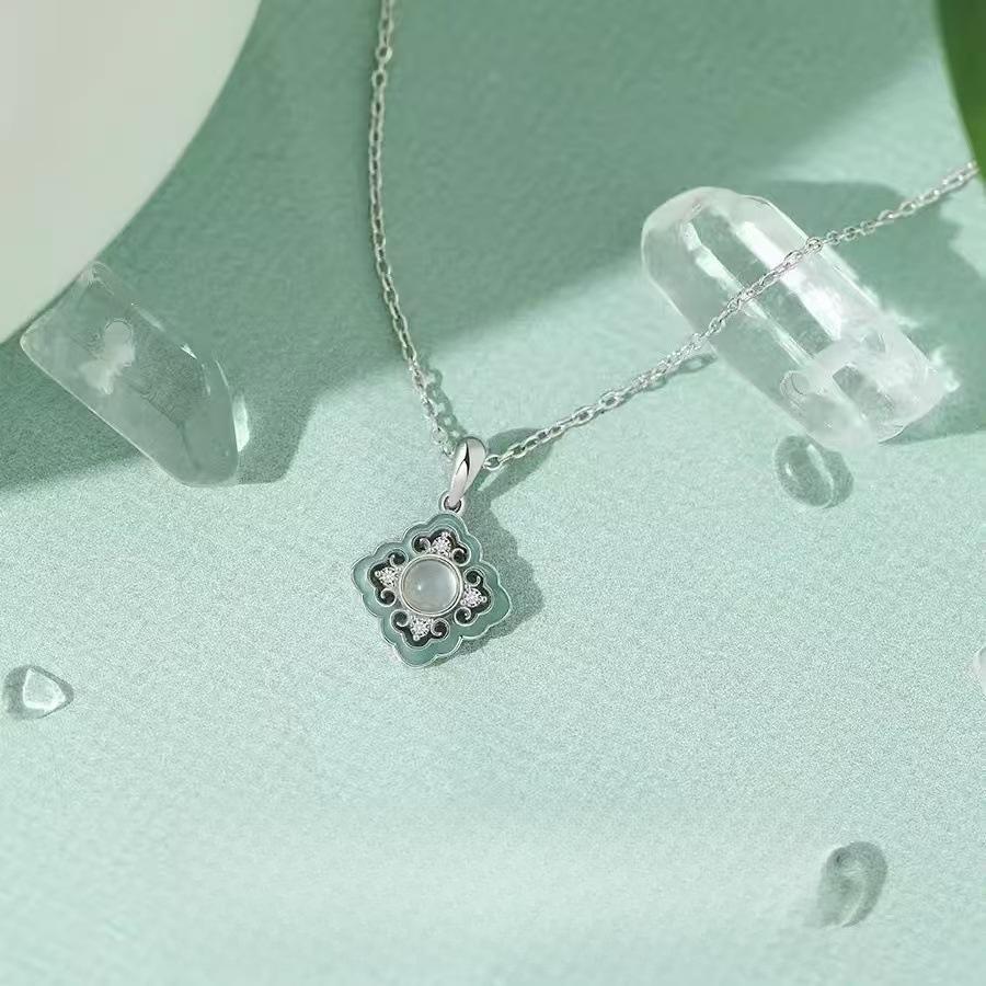New Chinese Blue and White Porcelain Necklace for Women Simple and Fashionable High-end Pendant Niche Design Light Luxury Versatile Collarbone Chain