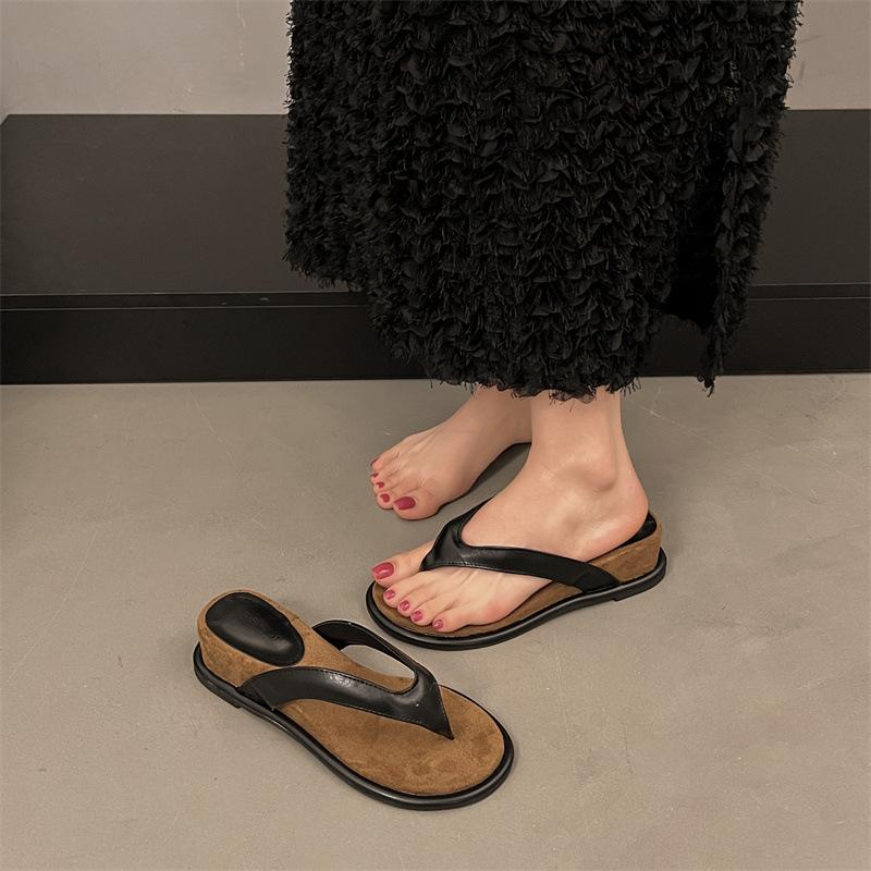 Popular black retro flip-flop heels slippers women's 2025 new summer wear with skirt non-slip French sandals