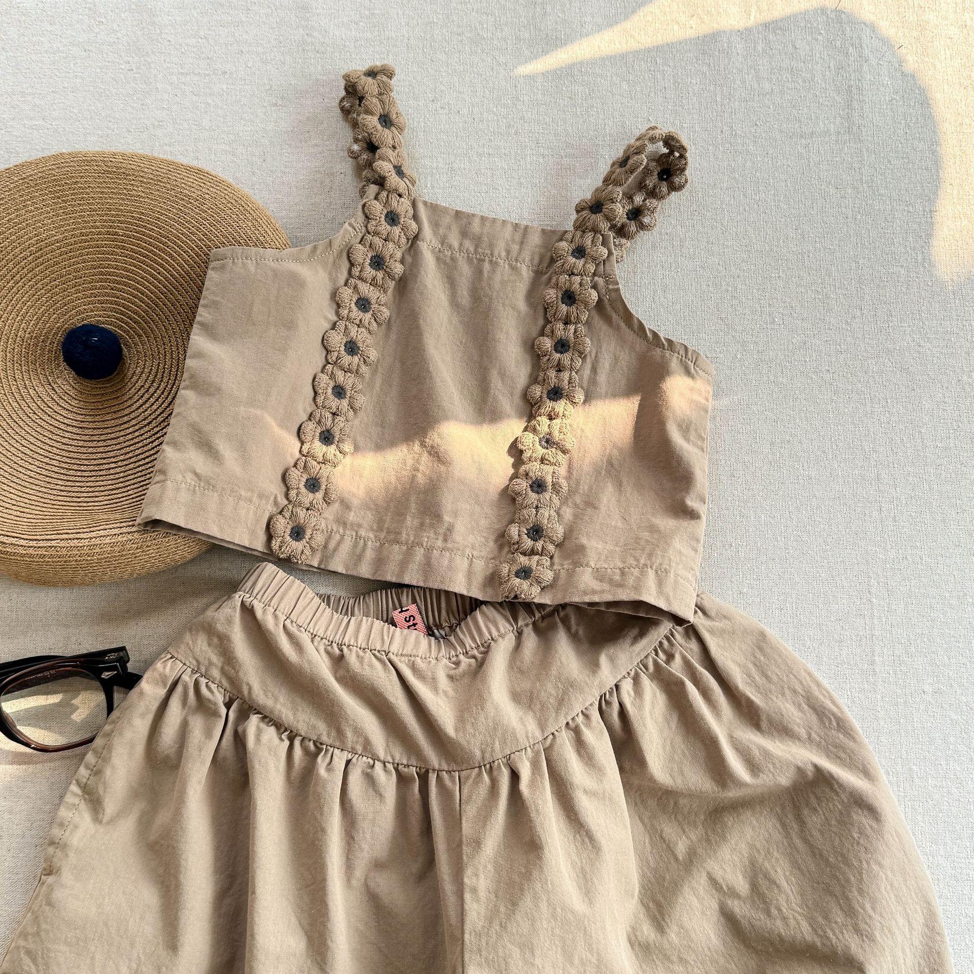 

Children s clothing summer suit two-piece girls short-sleeved suspender shirt + shorts 130cm хакі