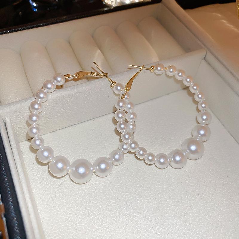 

Irregular size pearl earrings, exaggerated design sense, European and American earrings, earrings, simple earrings.