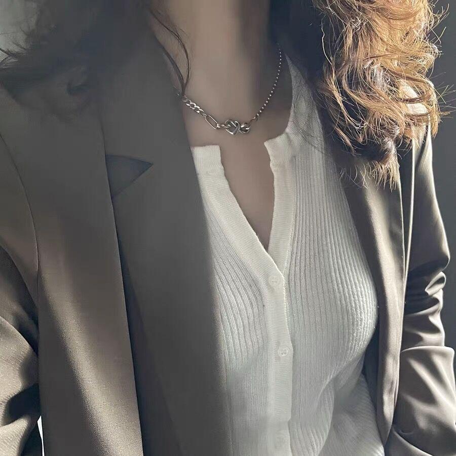 Koreanische s925 Silber Halskette: Damen Vintage Schlüsselbeinkette mit verschlungenem Herzdesign