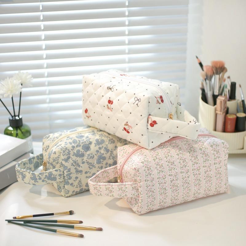 Floral Print Quilted Makeup Bag Large Capacity Cute Toiletry Pouch for Travel Ins Fashion Cosmetic Organizer for Women Girls