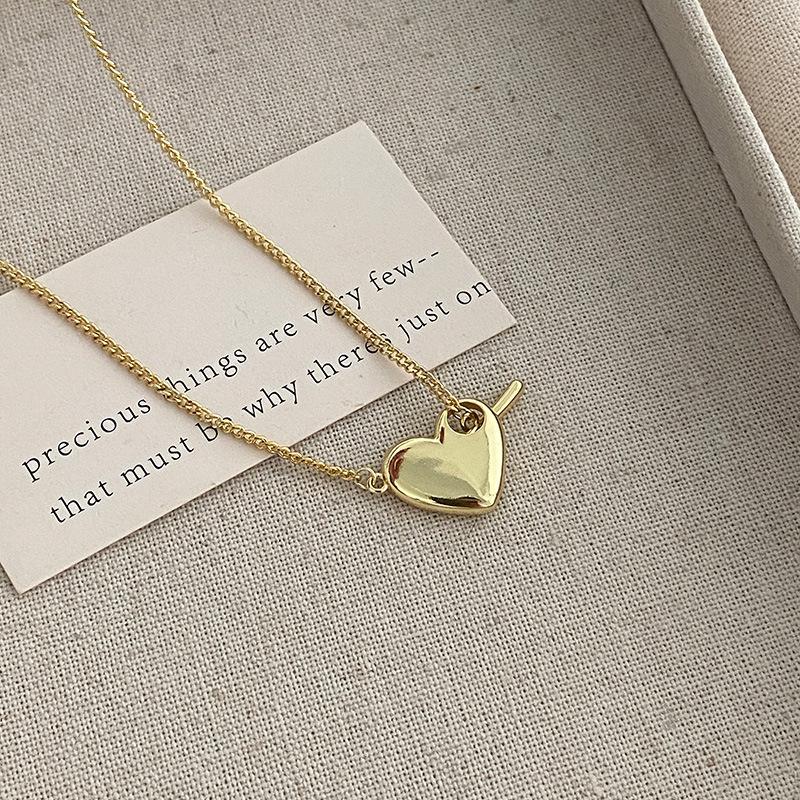 ANENJERY Colier cu pandantiv cu inimă de dragoste netedă pentru femei, lanț de claviculă de nișă delicată, bijuterii de zi cu zi asortate