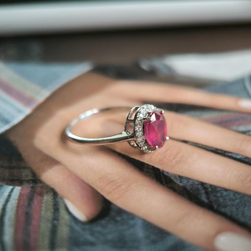 Серебряное кольцо с натуральным рубином 1.948ct, фианитами, вес изделия 2,19 гр (2213161)