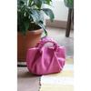 Damen-Umhängetasche aus weichem Leder mit Strickgriff in Fuchsia