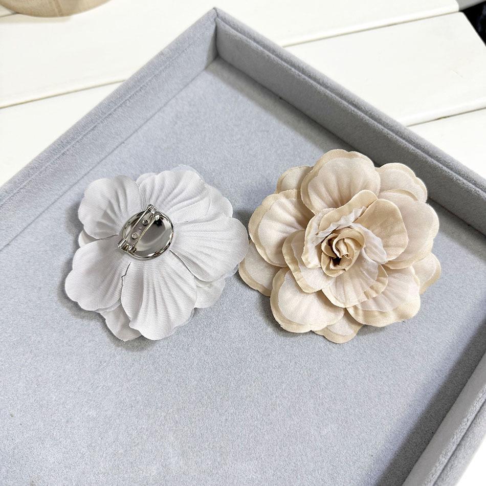 Spilla da donna in tessuto Suqi Kegensilk con ornamento a forma di camelia