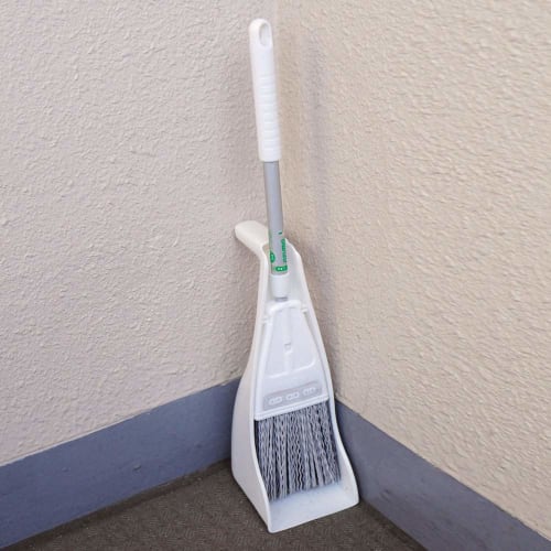 Azuma Petit Chilitore Outdoor Broom for Balconies. Dustpan width: approx. 9cm, total length: approx. 41-56cm. The stiff bristles allow for easy sweepi