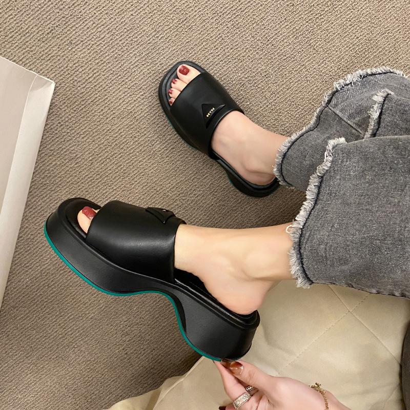 Premium europäische und amerikanische Damen-Sandalen mit dicker Sohle 2023 neu Muffin-Boden Ein-Wort Metalllabel Outdoor-Sandalen