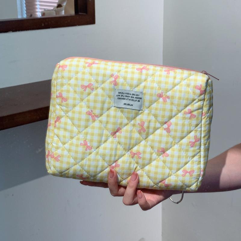 Large Capacity Plaid Quilted Cosmetic Bag with Bowknot - High-End, Stylish, Portable Storage Solution