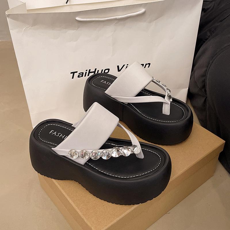 Muffin Zehensteg Pantoletten mit dicker Sohle Damen Sommerbekleidung 2025 neue vielseitige Strass Flip-Flops rutschfeste Strandschuhe