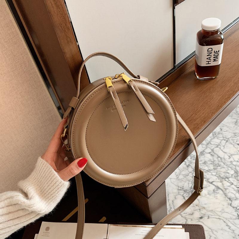 

Однотонная сумка через плечо для женщин, круглая маленькая сумочка, женские модные дизайнерские сумки, кожаная сумка на плечо, женские кошельки на молнии 20cmx20cmx8cm коричневый