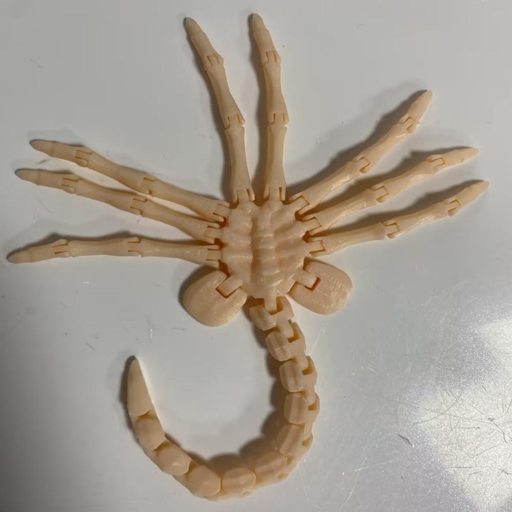 Desktop Decoration Alien Facehugger Model With Flexible Joints Animal Model