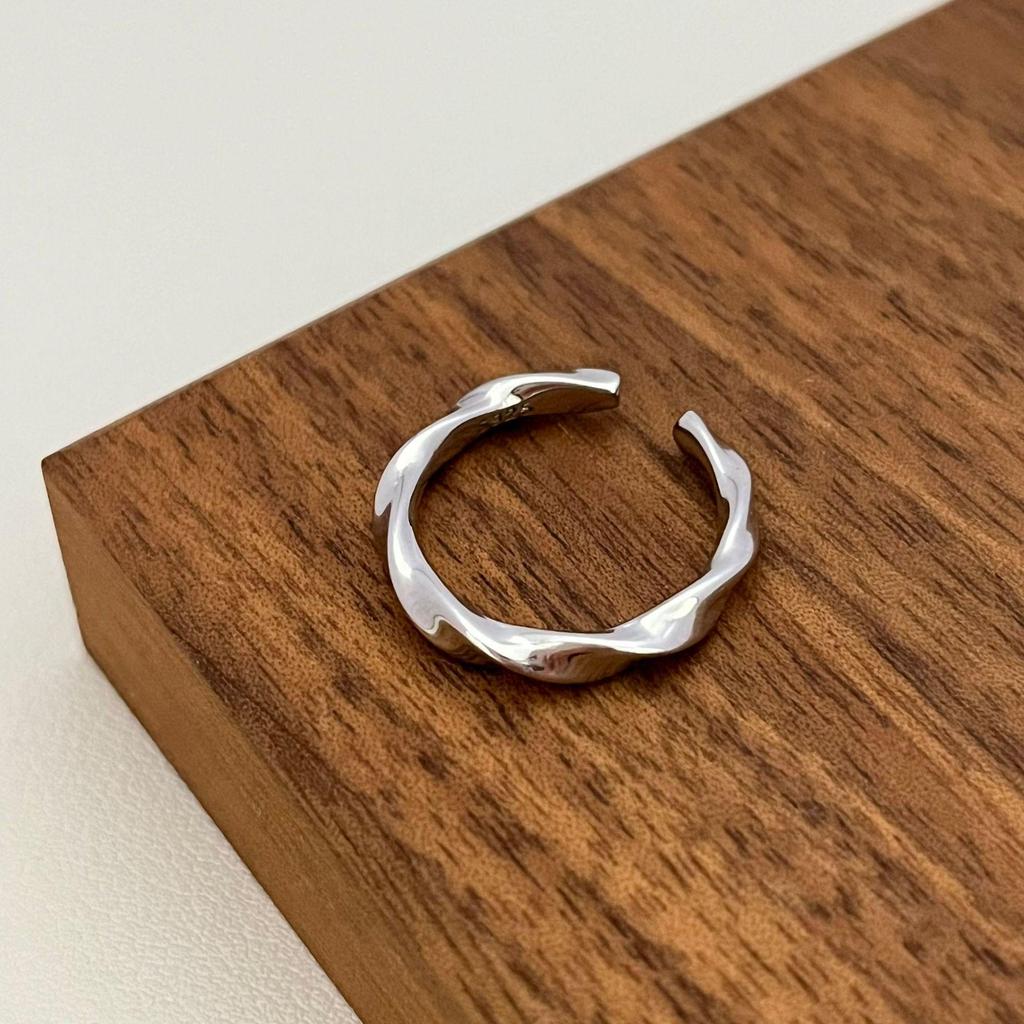 Korean Style Twisted Texture Wave Ring: Light Luxury & Cold Aesthetic