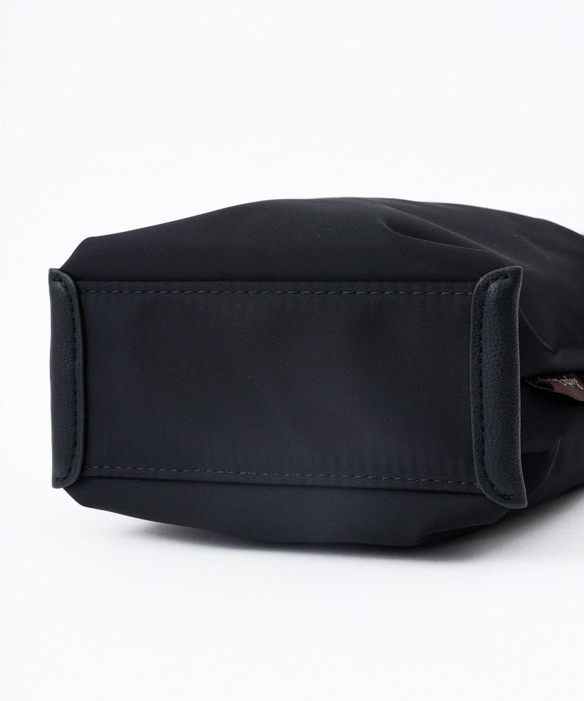 Comfortable vertical shoulder with shoulder and smartphone Compact bag, water-repellent, pad, storage. design.