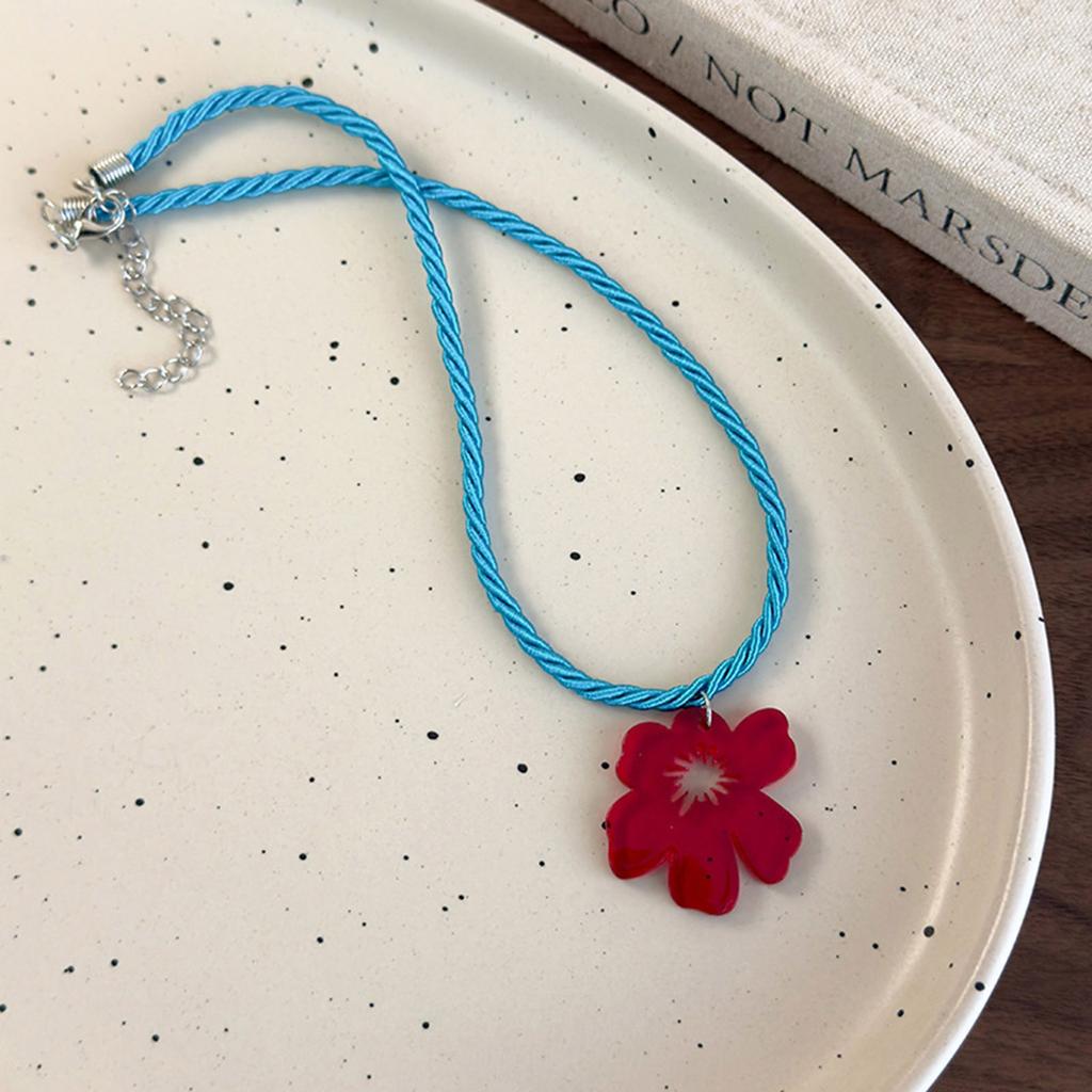 Elegante Blumenkette Handarbeit aus robustem Kordel Acryl mit verstellbarer Länge für modische Damen-Outfits