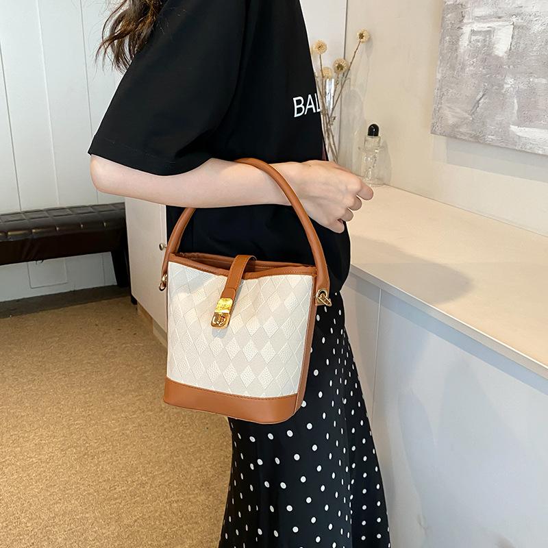 Bucket Bag Simple and Fashionable Commuting Large Capacity Bucket Bag for Women In Summer New Fashionable and Fashionable Shoulder Bag