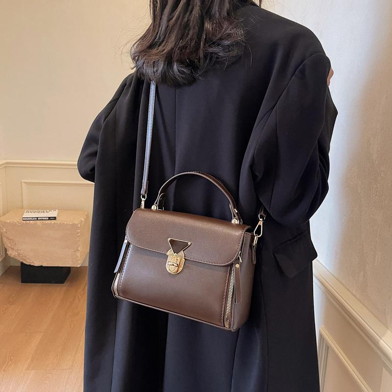 

202 осень и зима новая маленькая квадратная сумка женская сумочка для работы ощущение продвинутости для поездок на работу плечевая сумка мессенджер 23*10*17 темно-коричневого