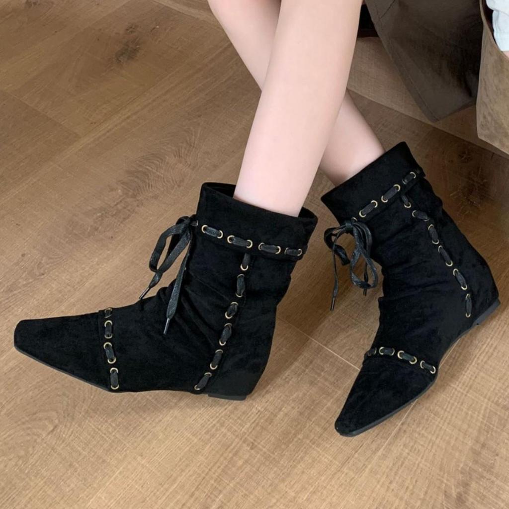 Damen Retro Western Plissee Stiefeletten mit eckiger Spitze und Innensohle, dünnes Riemendesign für Herbst und Winter.