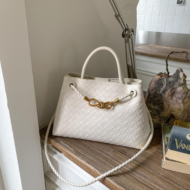 

This year, the popular super-hot small bag women s 2025 new autumn and winter versatile messenger bag portable commuter bucket bag белый