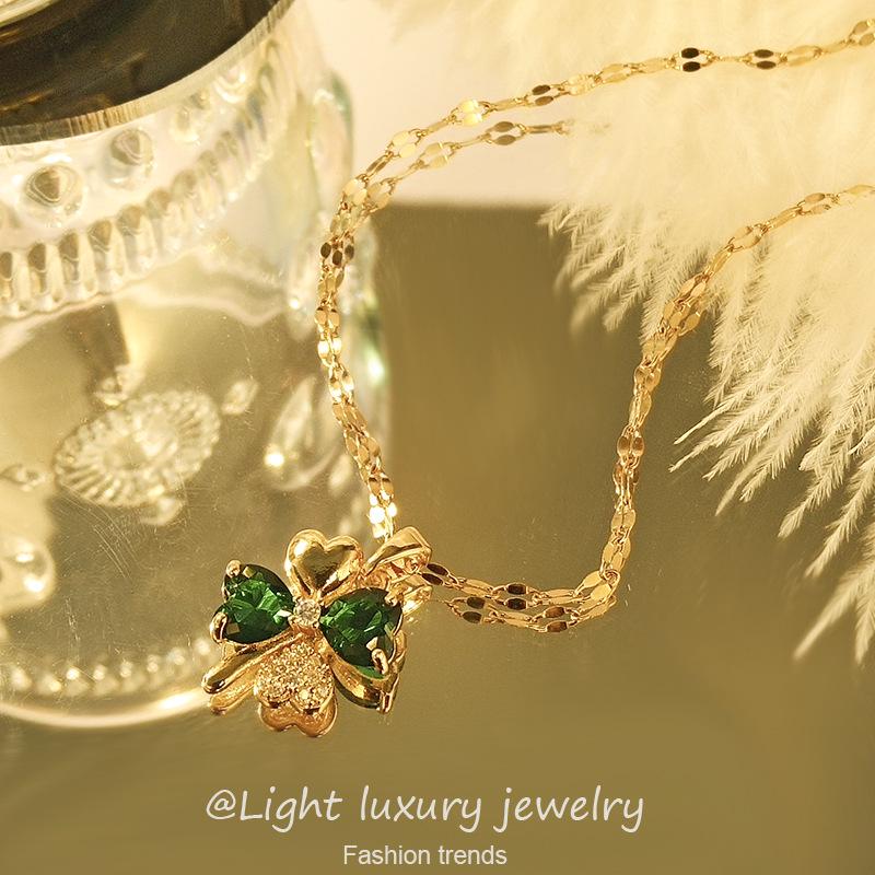 Collana con Ciondolo Farfalla Smeraldo: Catena Clavicola in Acciaio di Titanio di Lusso per Donne