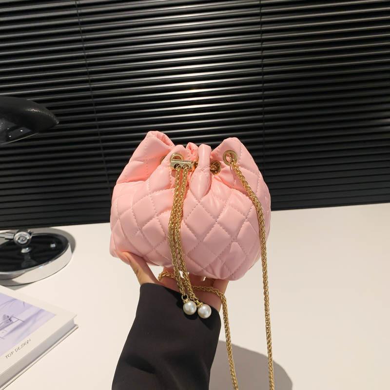 Шикарная Винтажная Одноплечевая Сумка-Ведро в Универсальных Черно-Бело-Розовых Оттенках светло-розовый