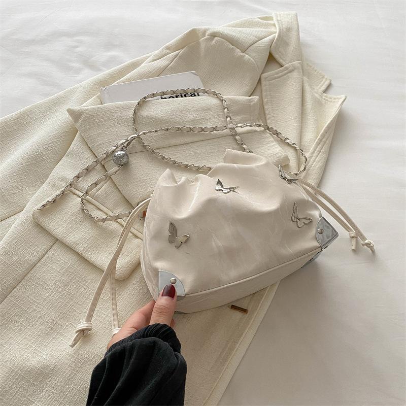 

Нишевая сумка женская летняя 2024 новая простая популярная сумка через плечо модная ретро сумка-ведро сумка для поездок на работу белый