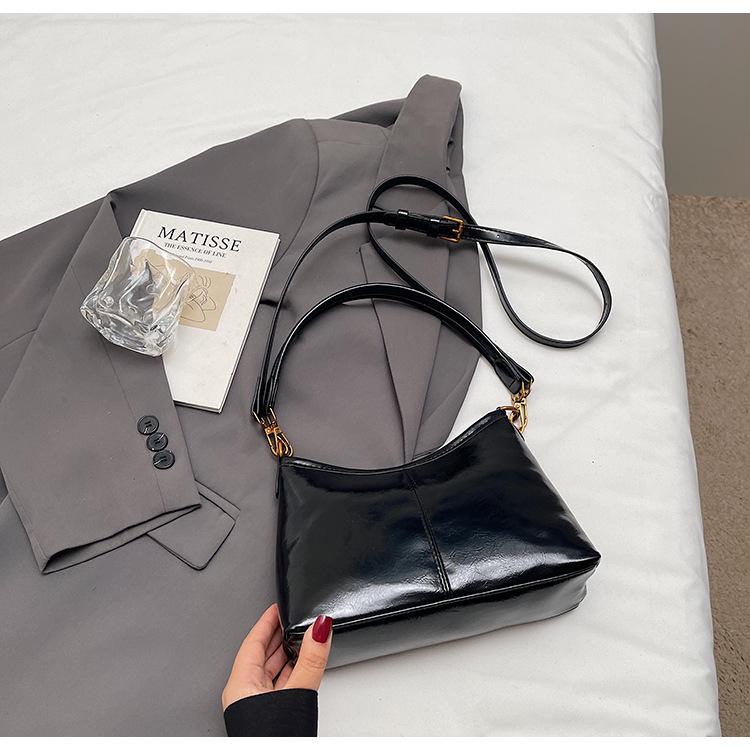 

Women s Retro Oil Wax Leather Shoulder Bag: Trendy High-End Commuter Crossbody