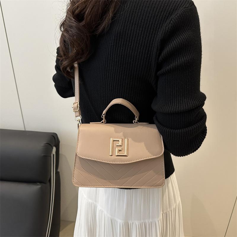 Simple and Fashionable Messenger Bag, New Women's Bag, Solid Color Shoulder Bag, Niche Design, Elegant Portable Small Square Bag for Women