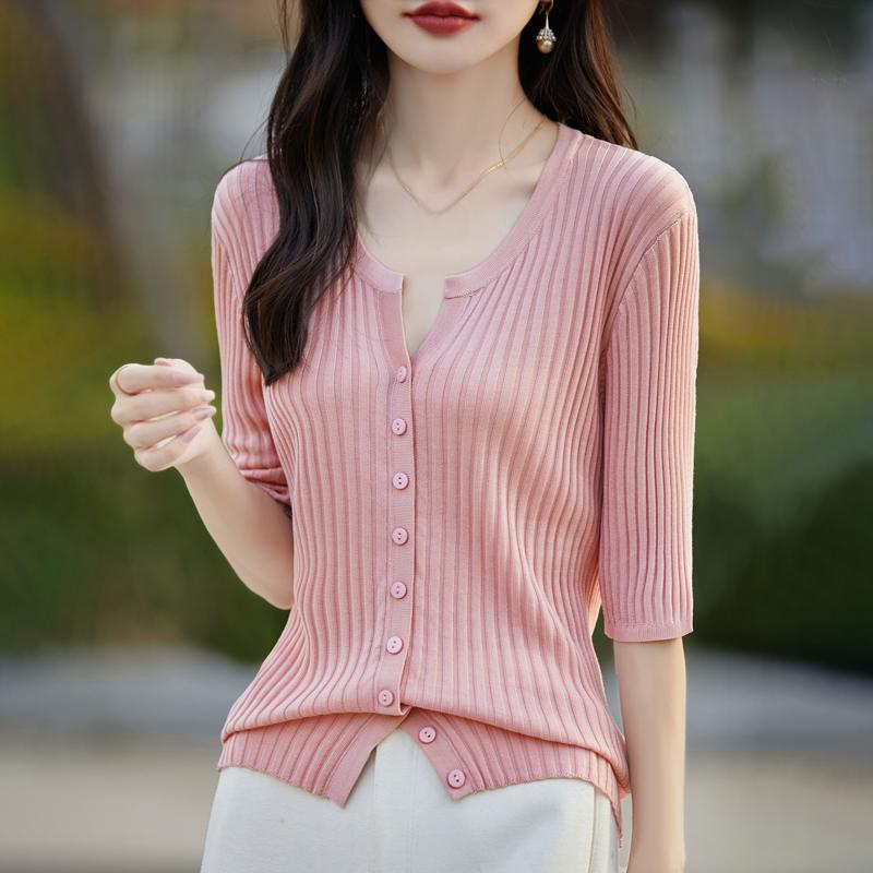 Lekki kardigan damski wykonany w 50% z wełny i w 50% z jedwabiu morwowego – uniwersalny sweter na 4 pory roku zapewniający całoroczny komfort i styl