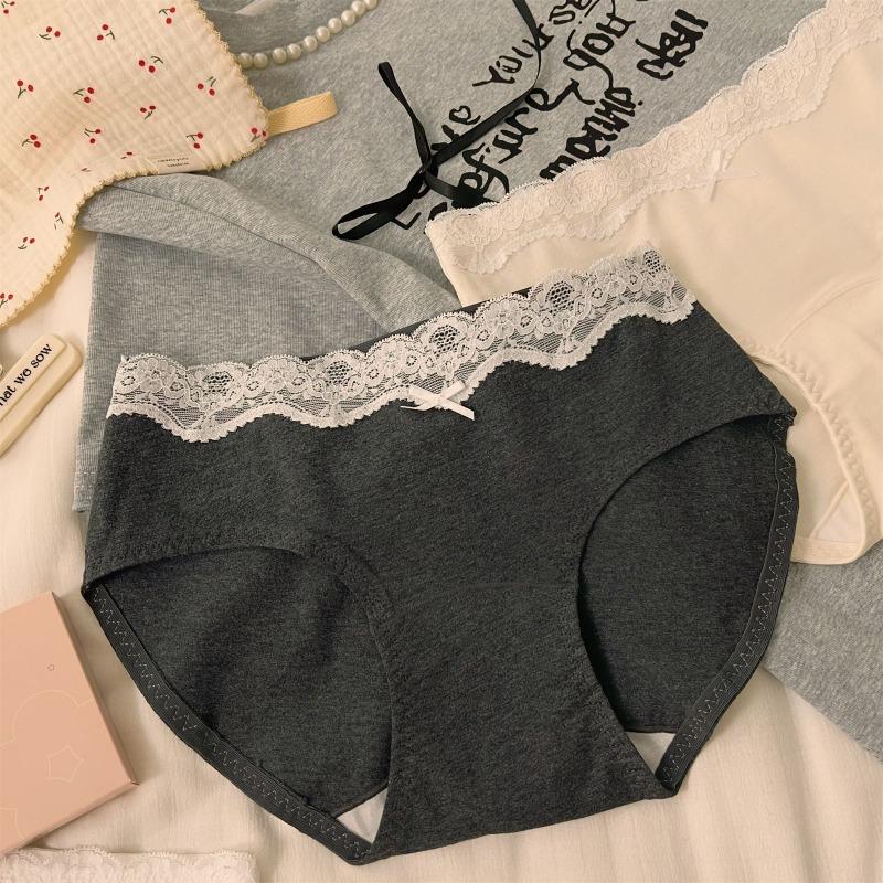

Женские кружевные трусы-треугольники с удлиненным промежностным швом и приятной для кожи средней посадкой One Size серый/чёрный