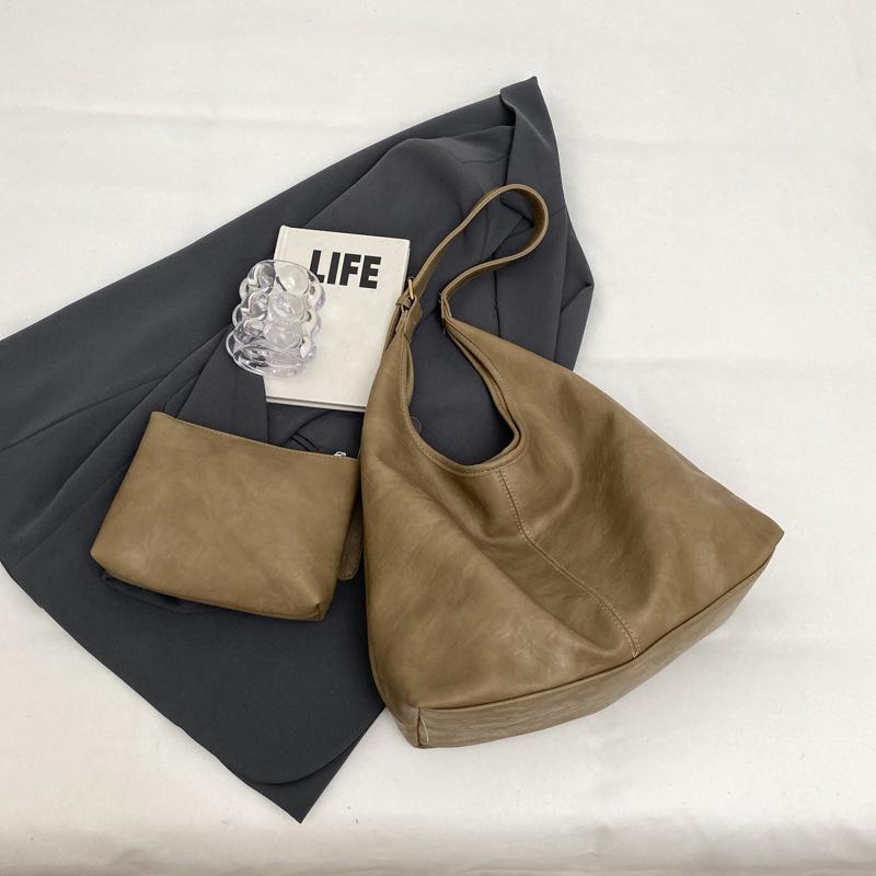 Large-capacity bag women's 2025 autumn and winter new simple soft leather shoulder armpit bag retro commuter mother and child messenger bag