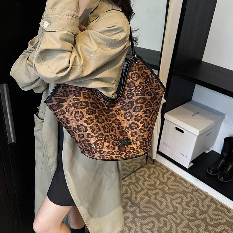 

Outer single beautiful leopard print large-capacity tote bag women s new retro handbag niche fashion underarm shoulder bag