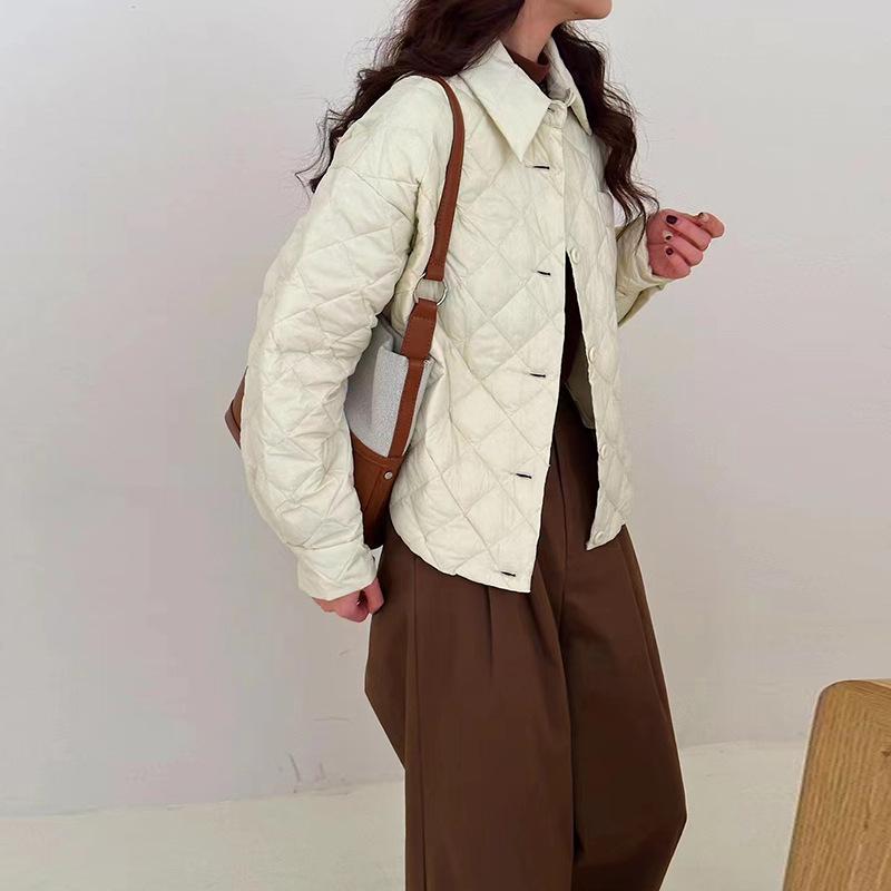 

Легкий роскошный пуховик женский короткий 2025 зимняя мода рубашечный воротник легкий и тонкий белый утиный пух ромбовидная теплая куртка тренд S слоновая кость