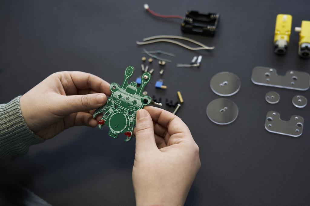 Dusty DIY light-tracking robot