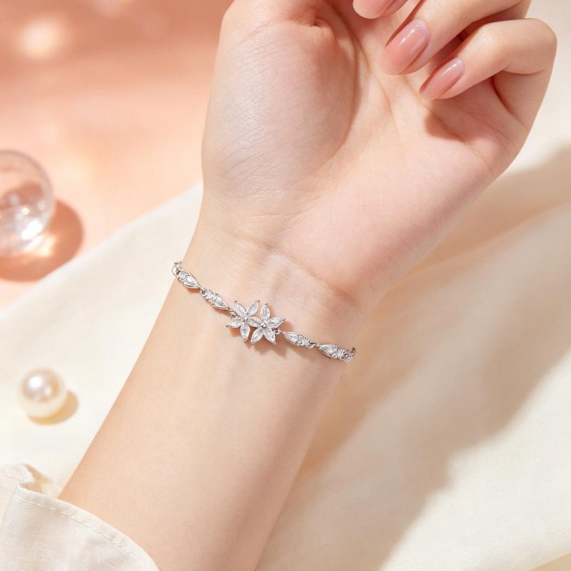 Flash diamond maple leaf bracelet female Mori jasmine flower bracelet niche design Mori flower hand jewelry