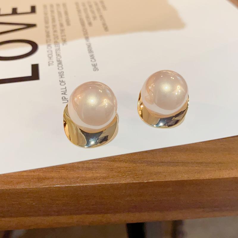 Women Elegant Metal Disc Pearl Stud Earrings Minimalist Premium Ear Jewelry золотой