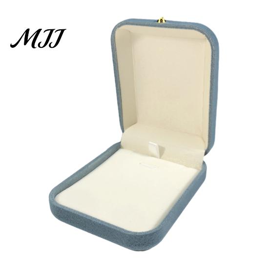 Small Velvet Jewelry Pouch Pearl Box, Anti-Scratch Lining Organizer with Golden Metal Necklace Holder Display Buckle, Decorative Storage Case