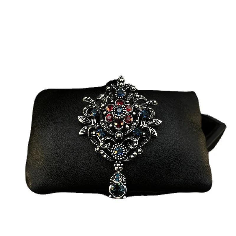 Vintage Court Style Atmospheric Crown Brooch Female High-End Temperament Brooch Elegant Rhinestone Pin Suit Accessories