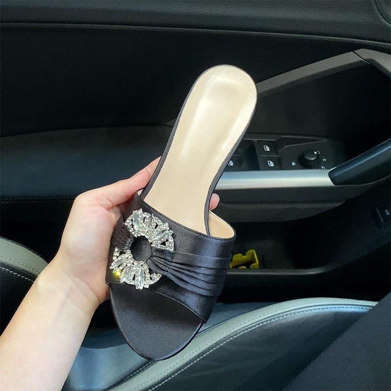 

Тысяча золотых чувств атласные стразы тапочки женские для улицы лето 2025 новые однословные с шампанским толстый каблук универсальные крутые тапочки 40