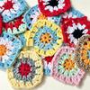 Piese Flori Granny Square Tricotate Manual: Accesorii pentru Decorarea Îmbrăcămintei și Genților Croșetate