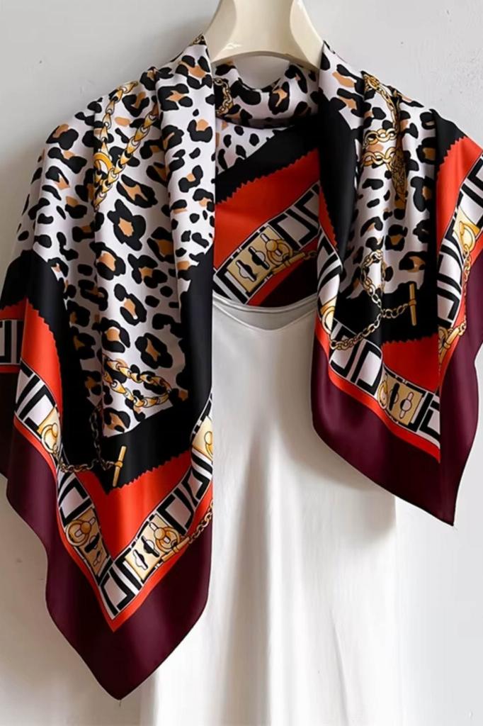 Scarf 90x90 with leopard print, border and chains - Sensual Glamour Accent