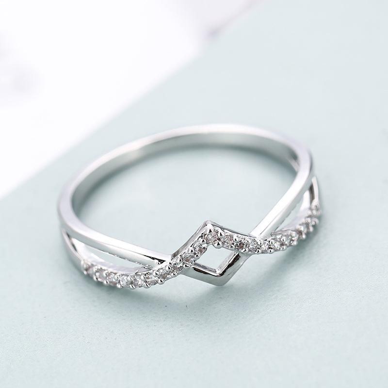 Fashion Women's Rhinestone Wavy Cross Line Index Ring Elegant Temperament Finger Ring For Daily Wear And Party Jewelry Gift
