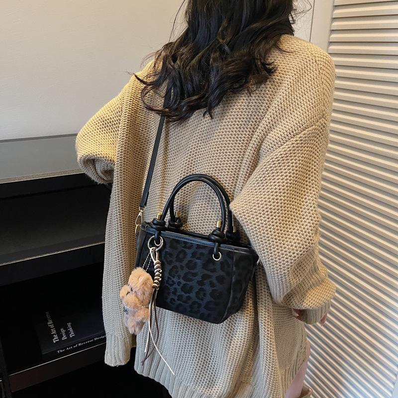 Crossbody Bag, A Popular Single-shoulder Bag for Women, Is A Fashionable and Simple Handbag for Commuting