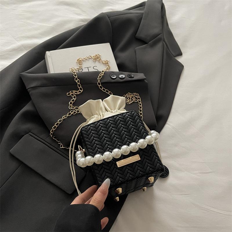 

Autumn and winter trend fashionable and beautiful bucket bag drawstring bag women s new portable chain messenger bag