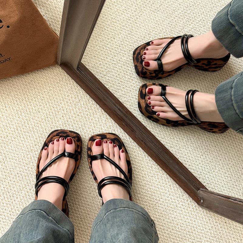 Fashion Hot Selling 2025 Shoes Women Rubber Flip Flops Female Slippers Slides Fashion Soft Hawaiian 2025 Flat Luxury Concise Rome Shoes