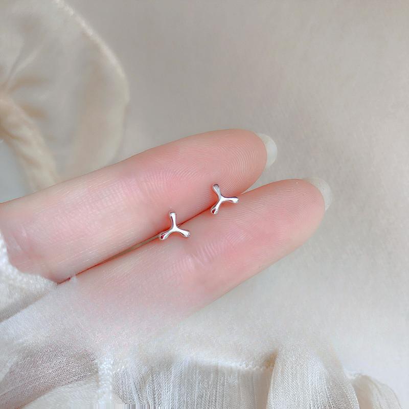 Boucles d'oreilles clous triangulaires Femme Version coréenne Simple Mode Ins Vent froid Boucles d'oreilles géométriques Trous d'oreilles