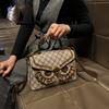 Neue Leder-Schultertasche mit hochwertigem Gefühl, zum Crossbody-Tragen für den Sommer, Kleine quadratische Tasche
