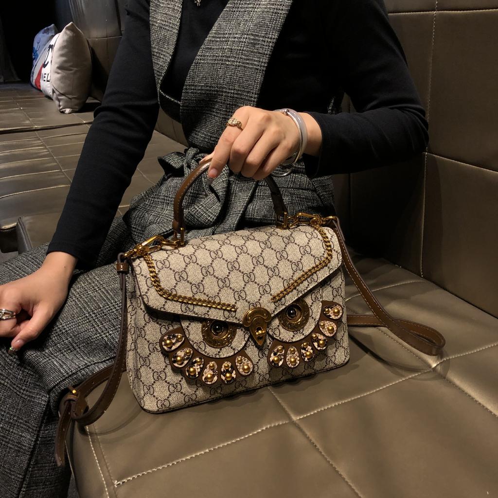 Neue Leder-Schultertasche mit hochwertigem Gefühl, zum Crossbody-Tragen für den Sommer, Kleine quadratische Tasche