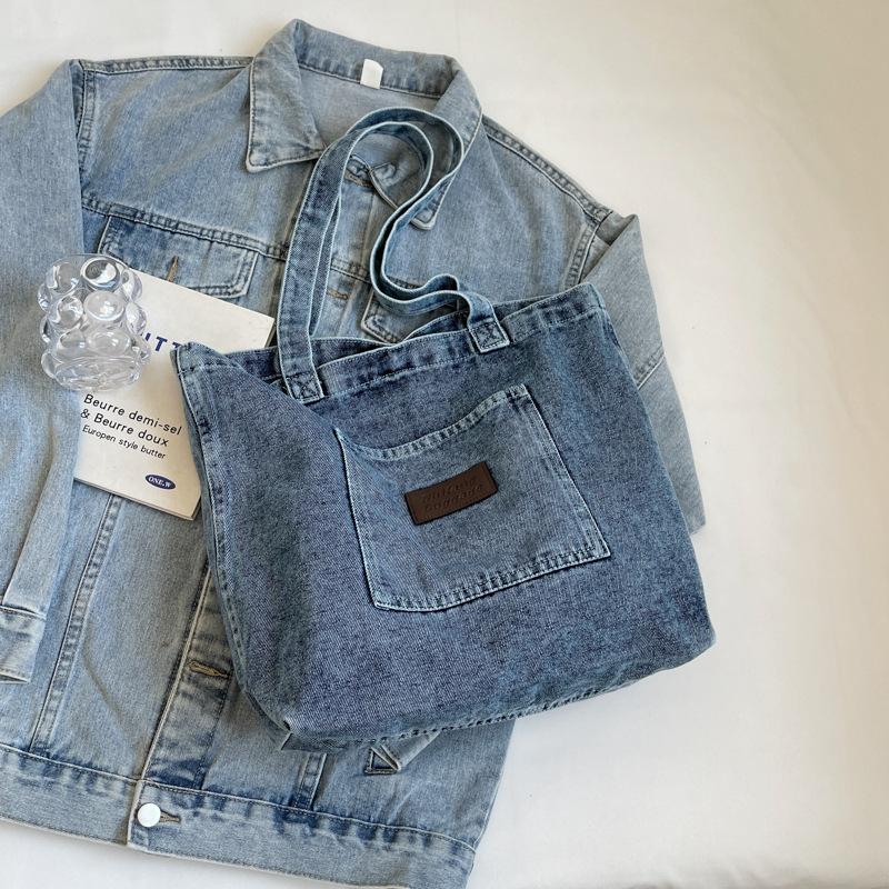 

Корейская версия повседневной выстиранной джинсовой сумки женская 2025 новая модная холщовая сумка с карманом литературная на плечо сумка-тоут синий